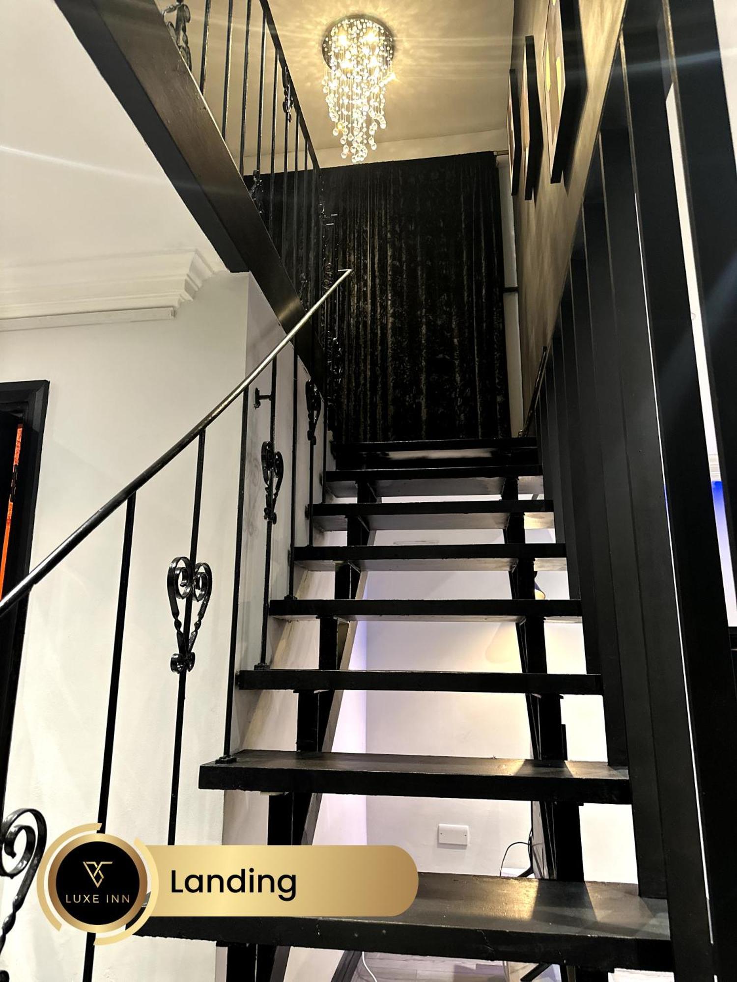 4 Bedroom House, Heathrow Airport, Luxe Inn Colnbrook Buitenkant foto
