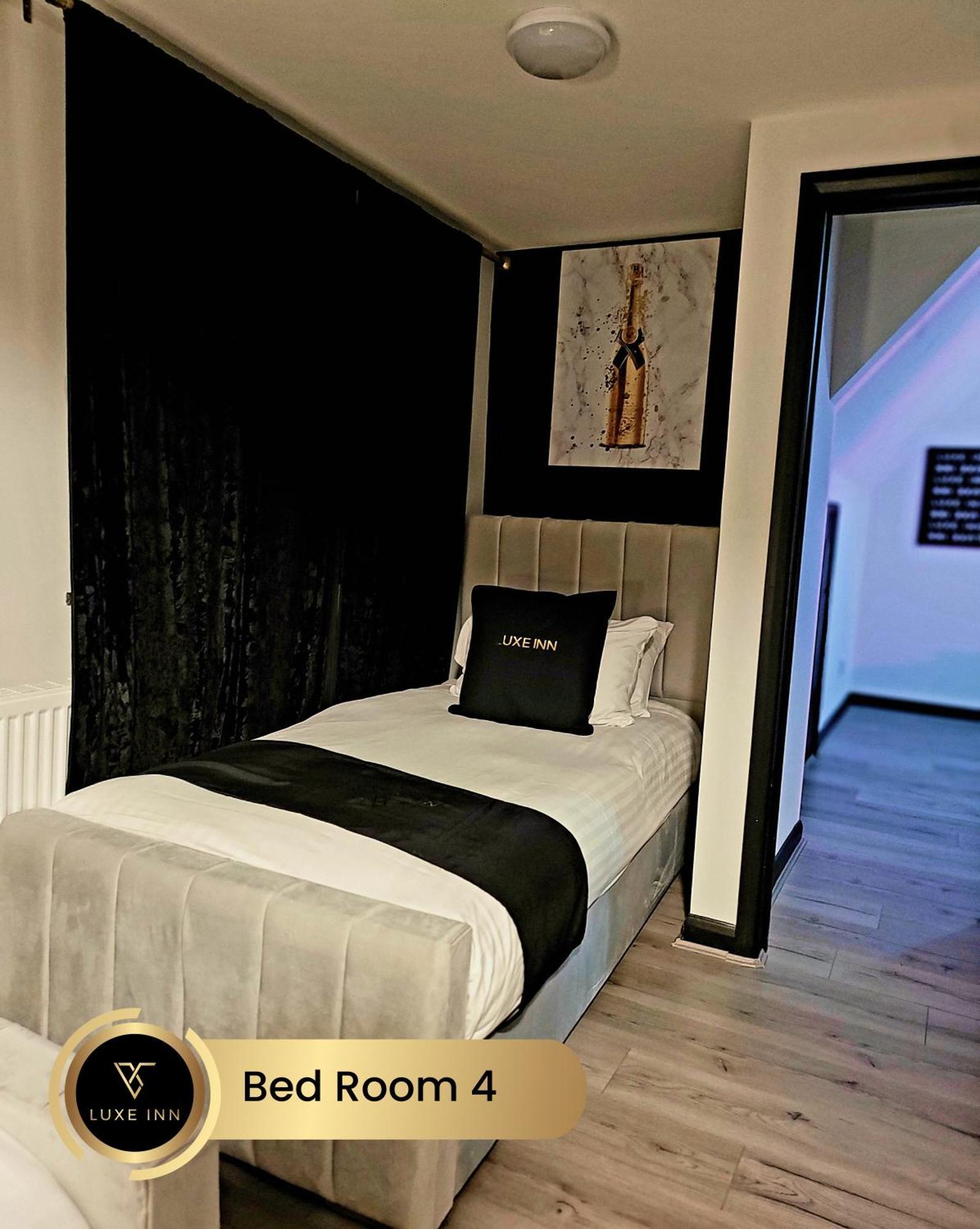 4 Bedroom House, Heathrow Airport, Luxe Inn Colnbrook Buitenkant foto
