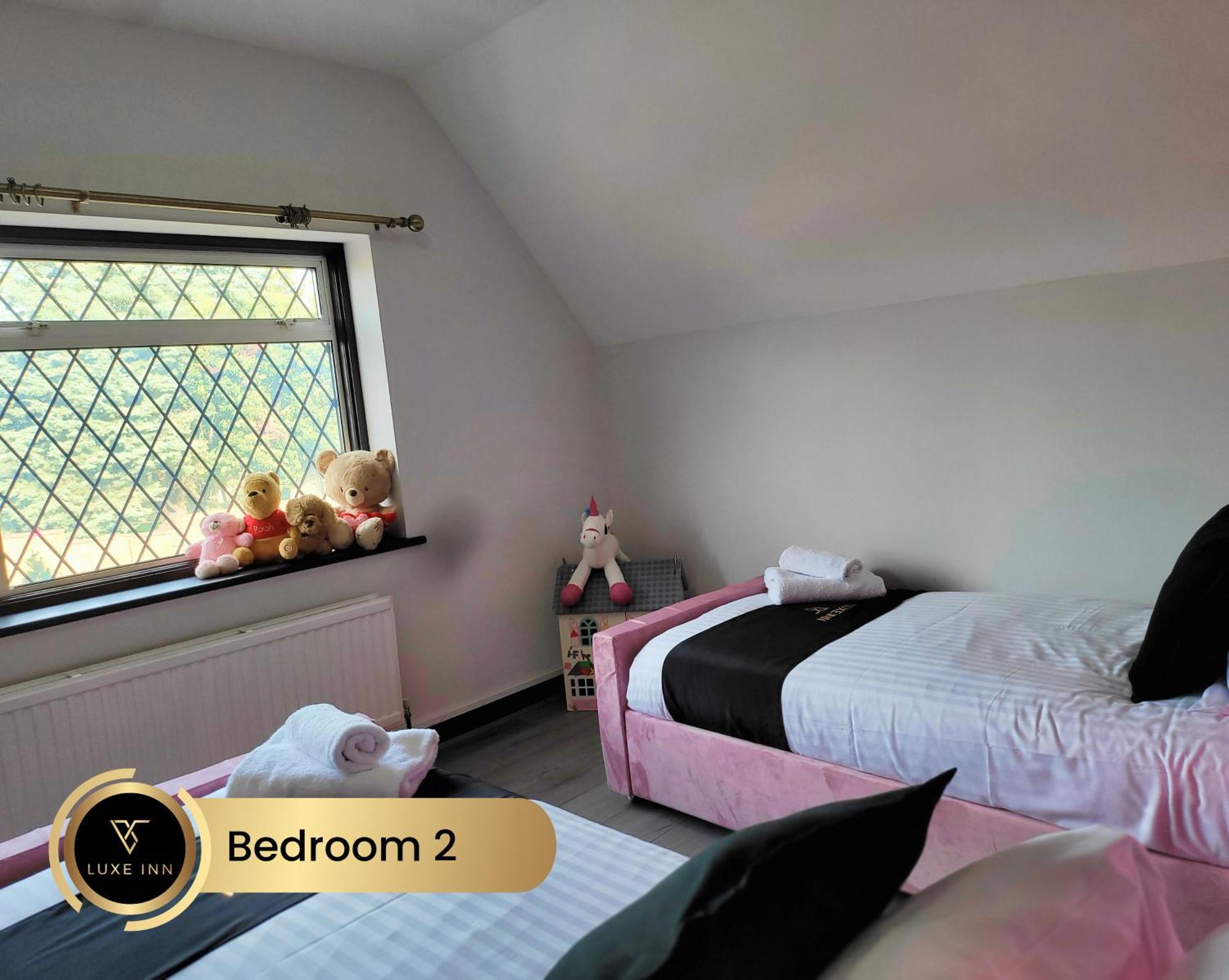 4 Bedroom House, Heathrow Airport, Luxe Inn Colnbrook Buitenkant foto