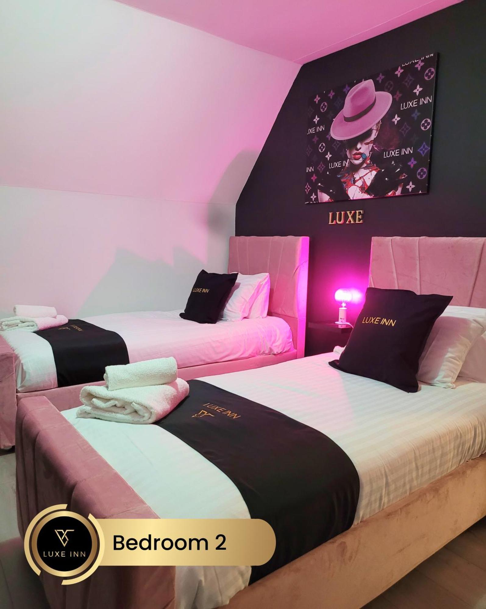 4 Bedroom House, Heathrow Airport, Luxe Inn Colnbrook Buitenkant foto