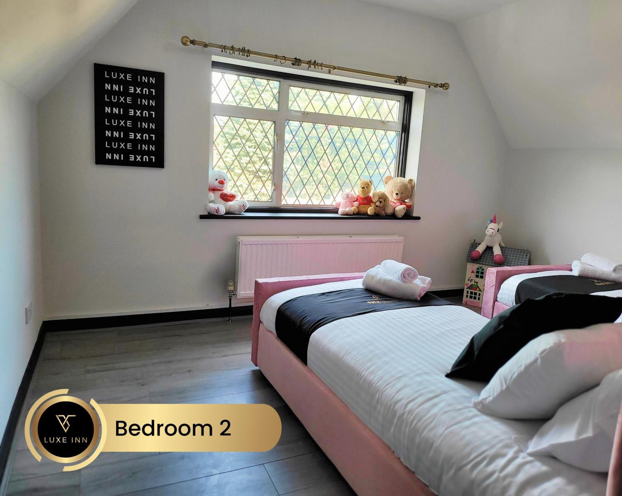 4 Bedroom House, Heathrow Airport, Luxe Inn Colnbrook Buitenkant foto