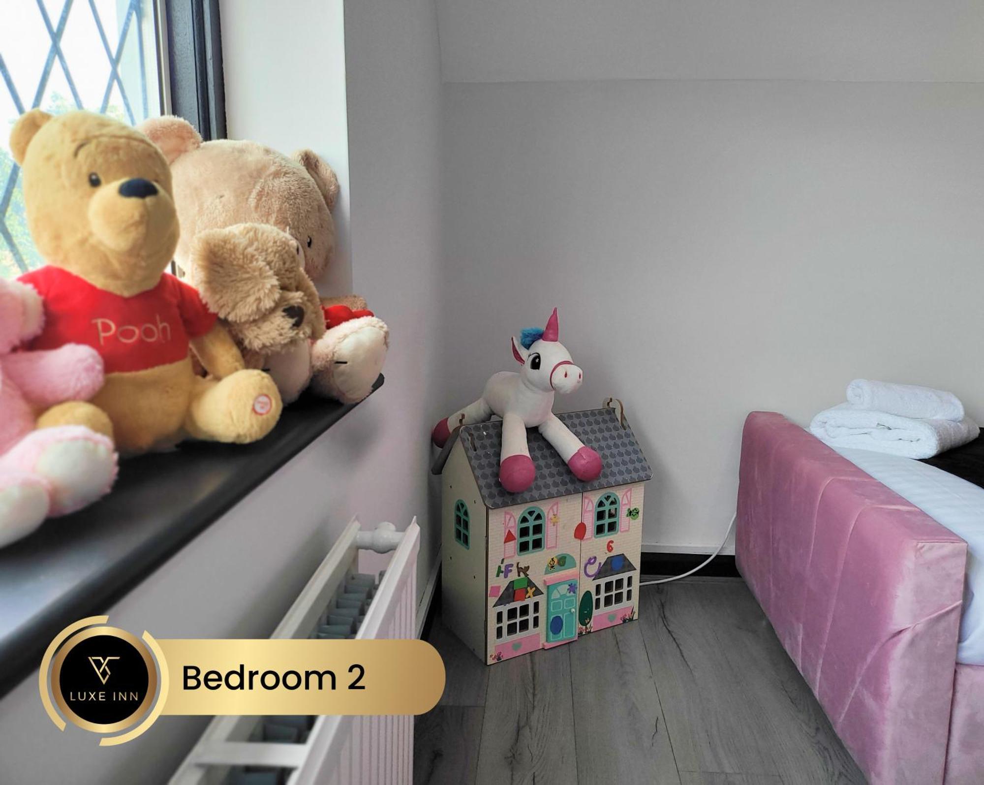 4 Bedroom House, Heathrow Airport, Luxe Inn Colnbrook Buitenkant foto