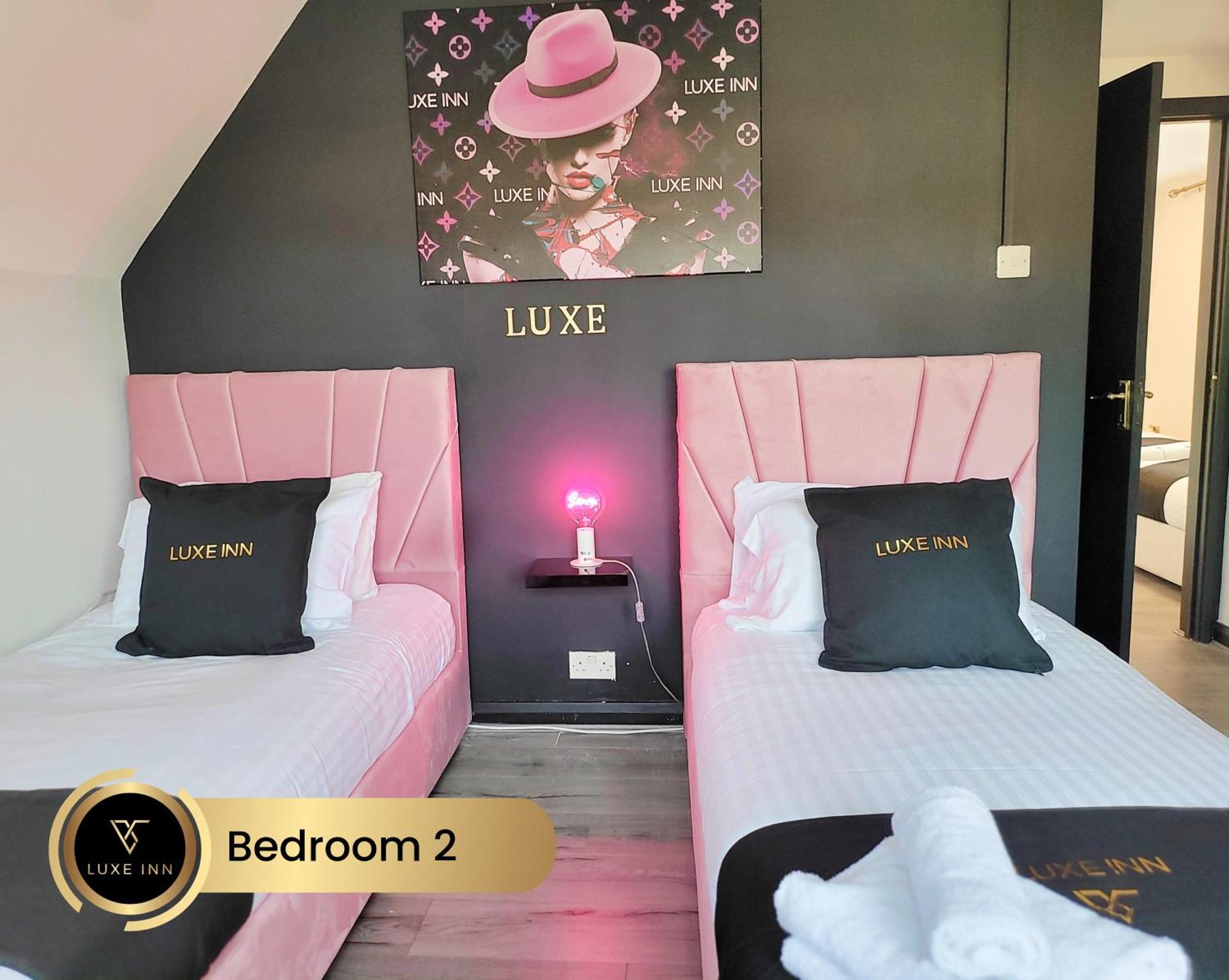 4 Bedroom House, Heathrow Airport, Luxe Inn Colnbrook Buitenkant foto