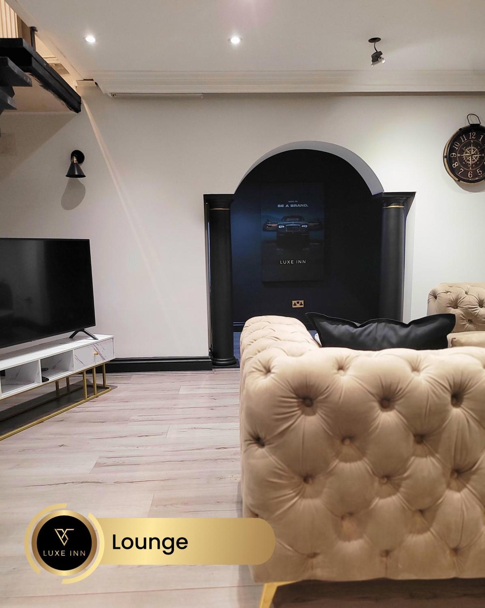 4 Bedroom House, Heathrow Airport, Luxe Inn Colnbrook Buitenkant foto